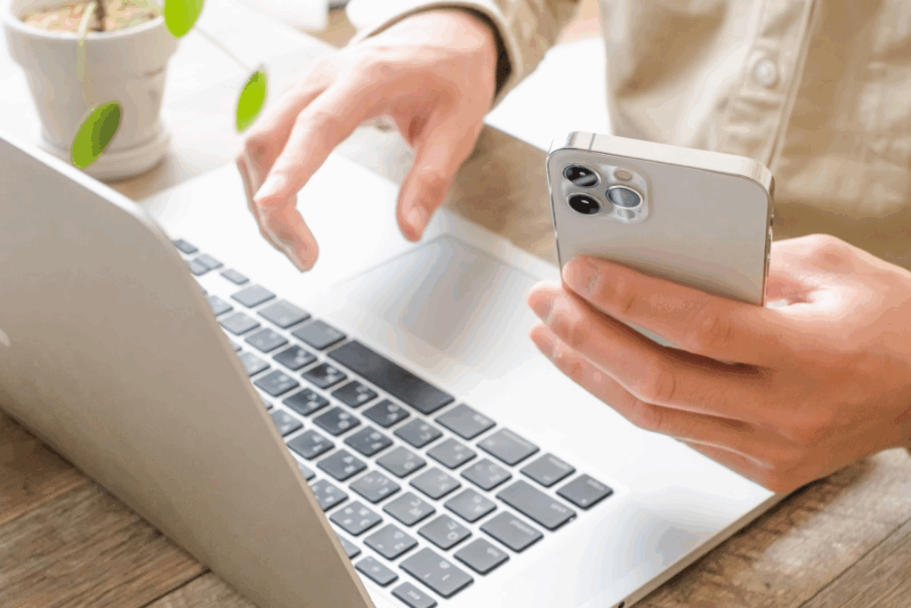 PCとスマホで管理をする男性