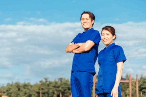 スクラブを着た男女