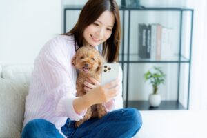 犬と写真を撮る女性