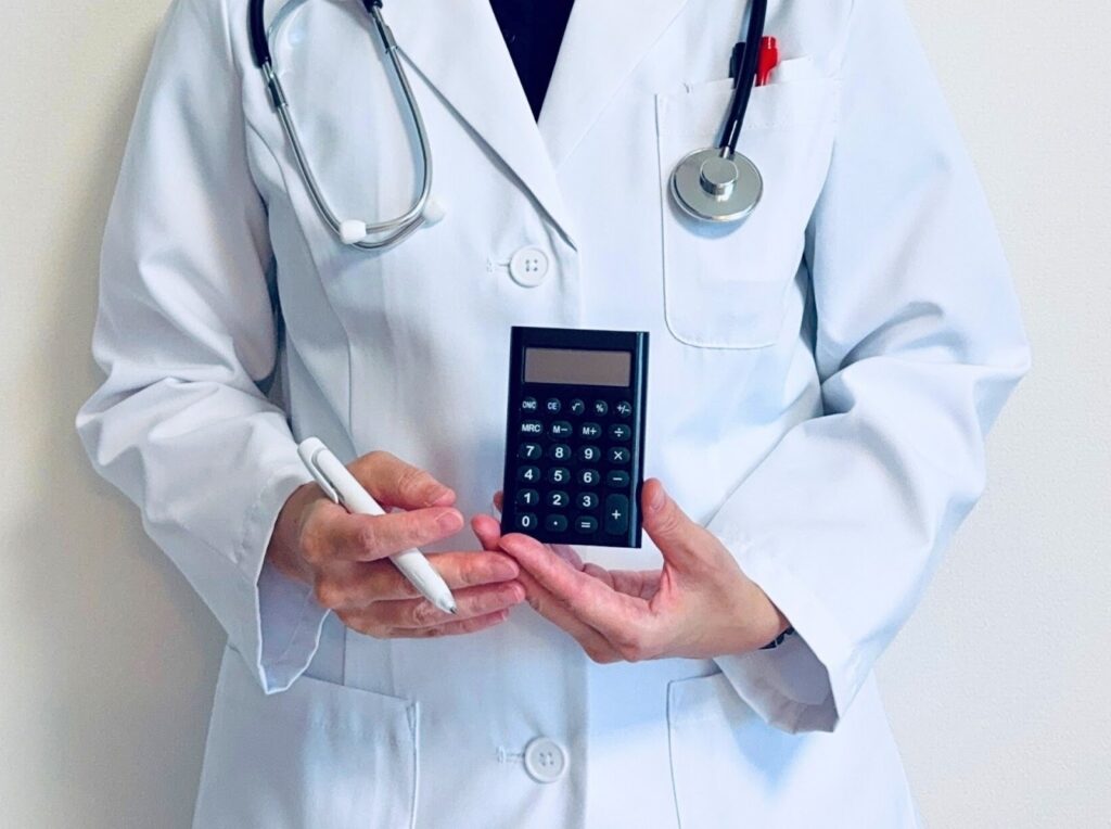 電卓を持つ白衣の男性