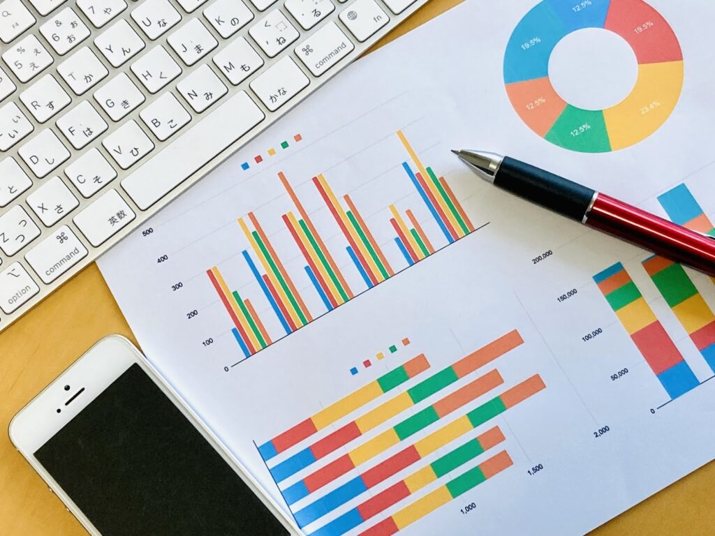 机の上のグラフとキーボード