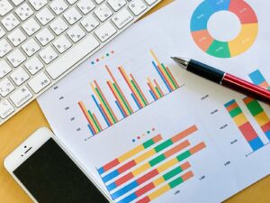 机の上のグラフとキーボード