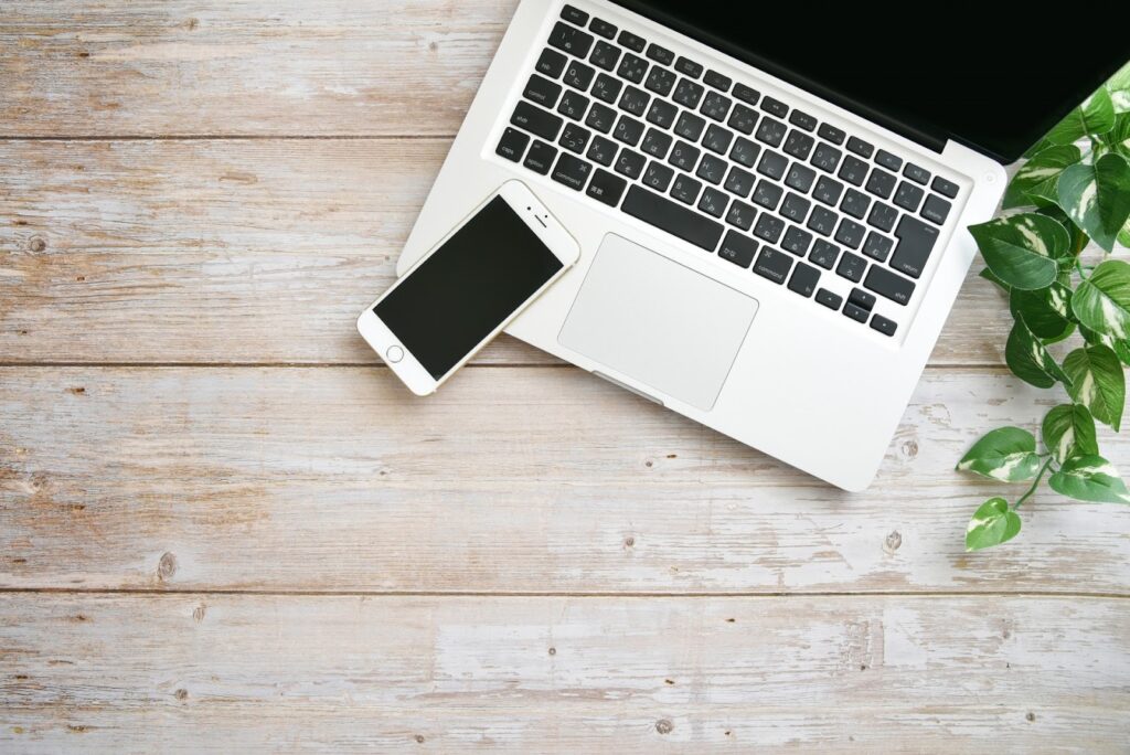 ノートパソコンとスマートフォン