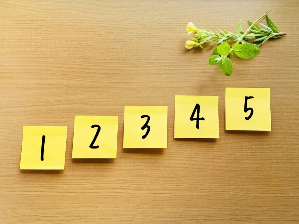 斜めに並ぶ数字を書いた付箋