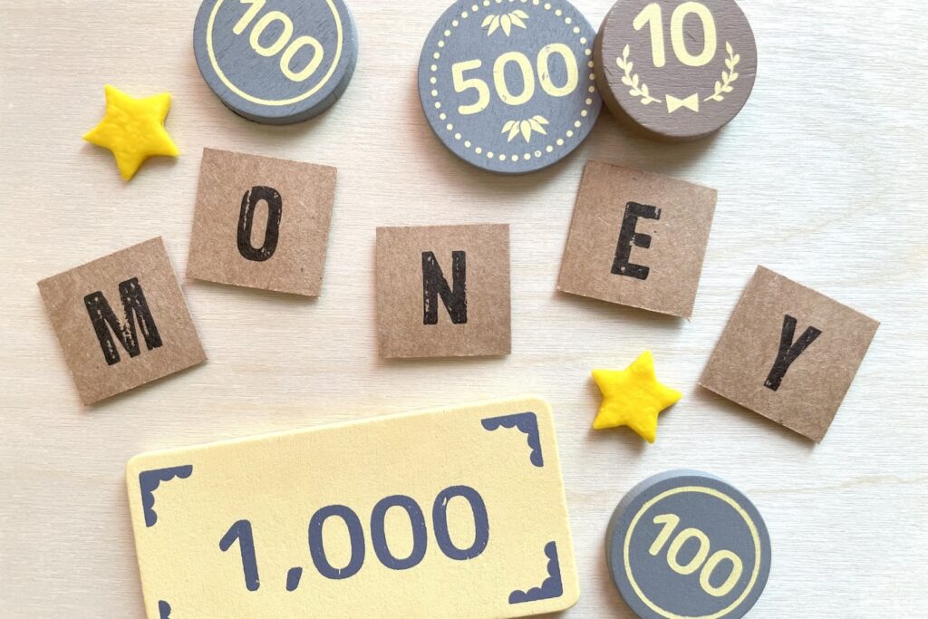 MONEYの文字とお金のブロック