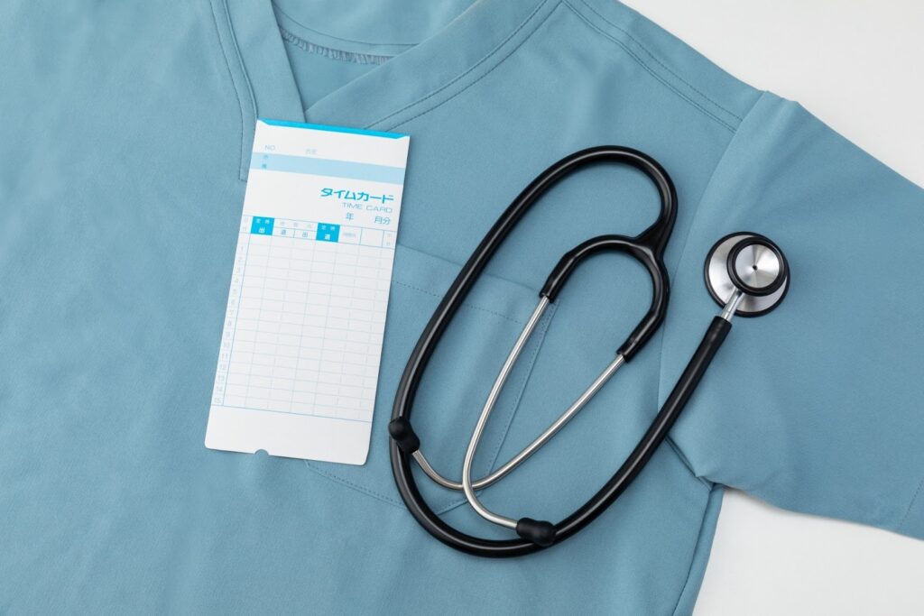 タイムカードと聴診器とスクラブ