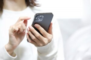 スマホをいじる女性