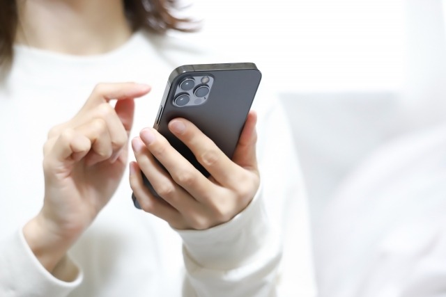スマホをいじる女性