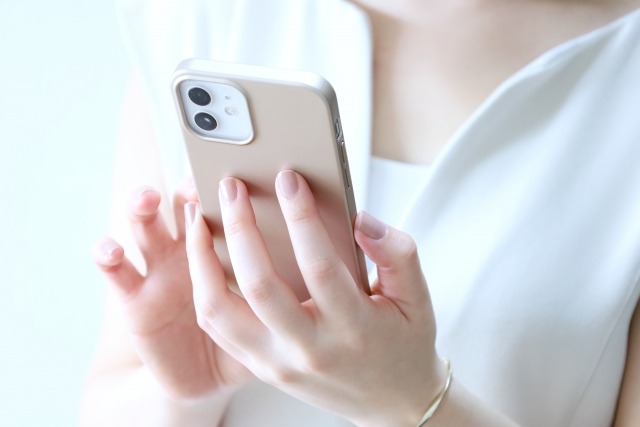 スマホを触る女性
