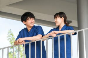 手すりにもたれながら話す動物病院スタッフ