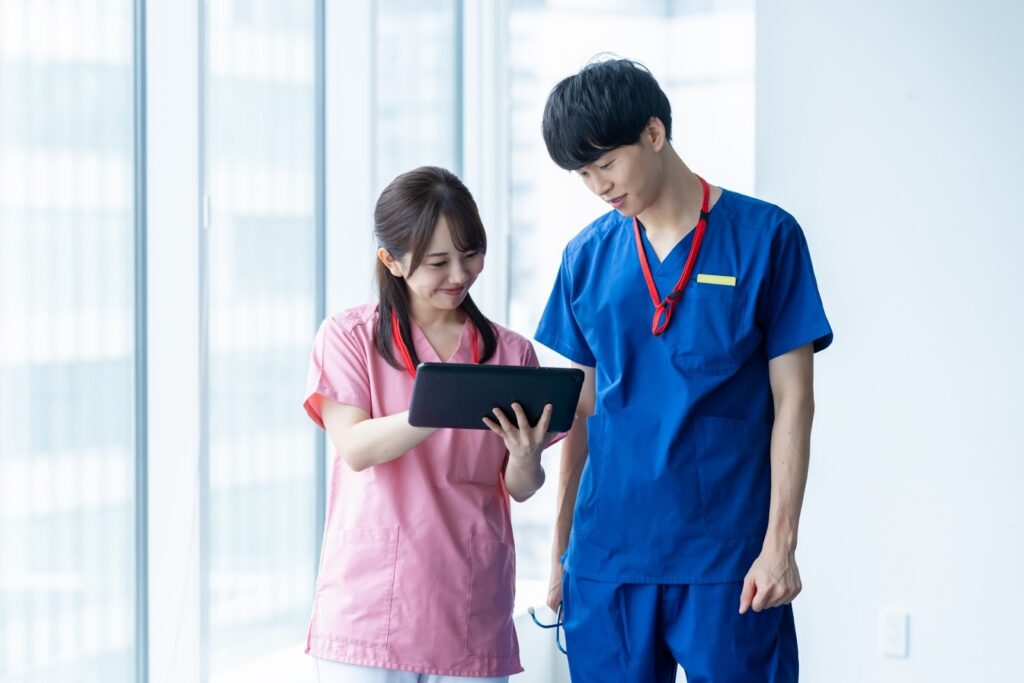 タブレットを見る医療関係者