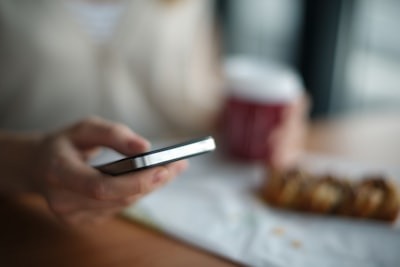 カフェでスマホを触る人