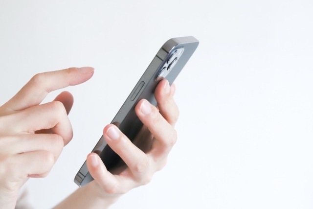 スマホを触る様子