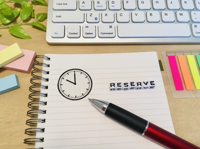 ノートの上にあるRESERVEの文字とぺん
