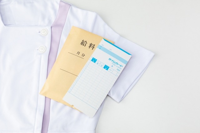 看護師の制服と給料とタイムカード