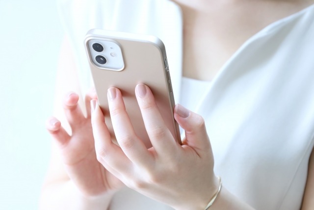 スマホをいじる女性