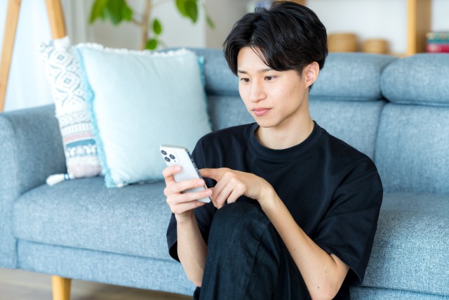 スマホを触る若い男性