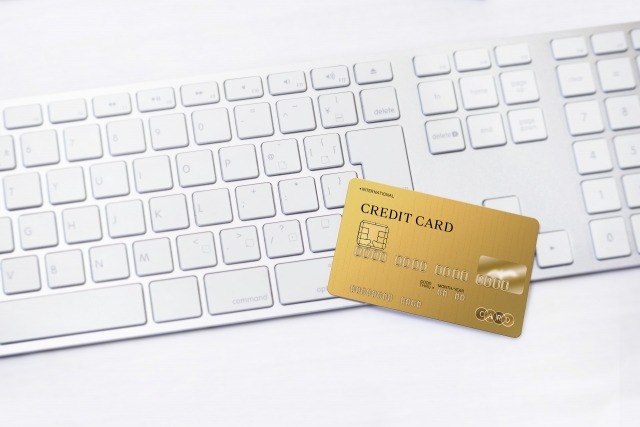 クレジットカードとキーボード