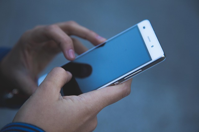 スマホをいじる男性