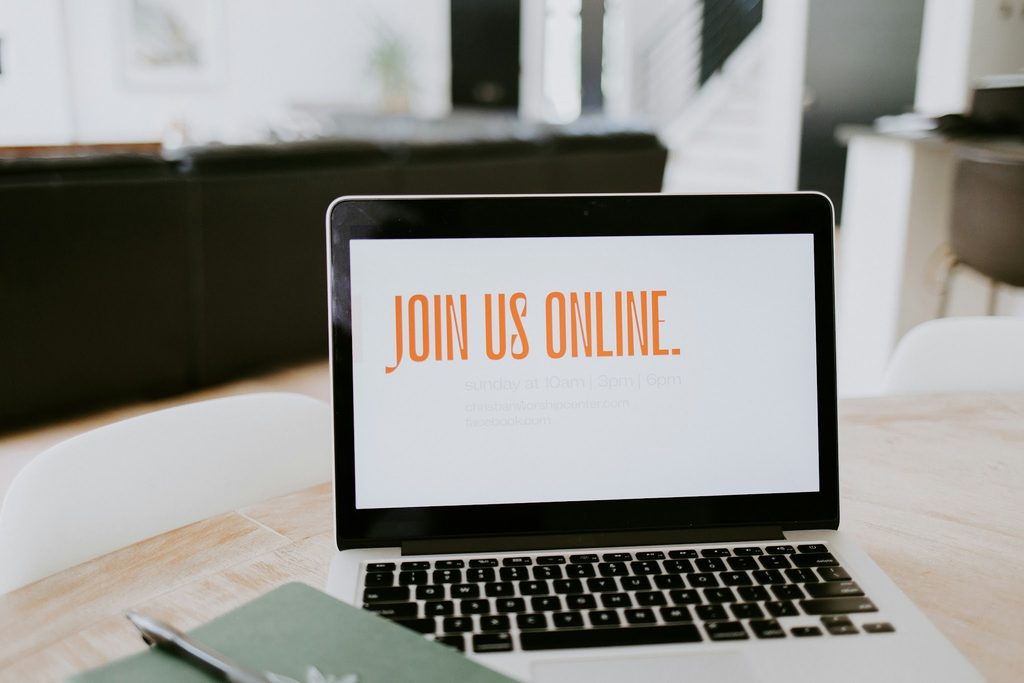 パソコンとJoin us onlineの文字