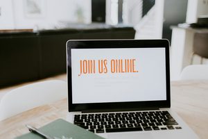 パソコンとJoin us onlineの文字