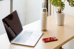 デスクに置かれたPCとスマホ